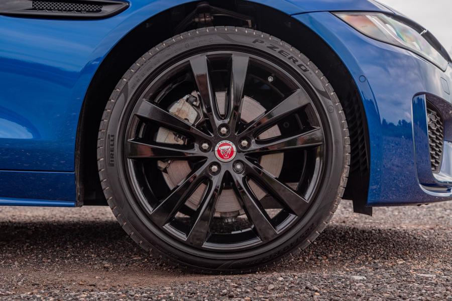 Колеса Jaguar XE D180 SE R-Dynamic AWD 2019 года  (UK) (фото 37 из 40)